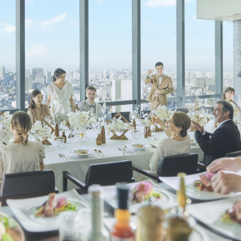 披露宴会場の一面窓からは時間とともに変わりゆく景色と美食を楽しんで