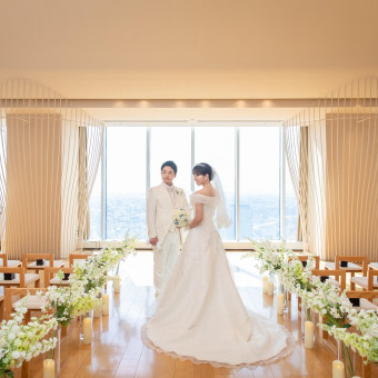 光が差し込む中、ふたりの表情が美しく輝く天空チャペル