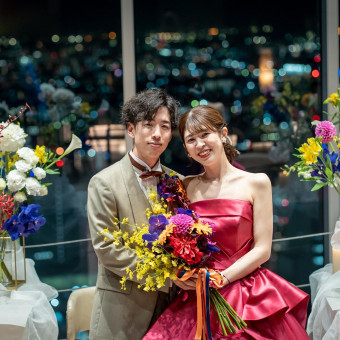 夜景を眺めながら、美味しい料理と会話で心がつながるパーティに