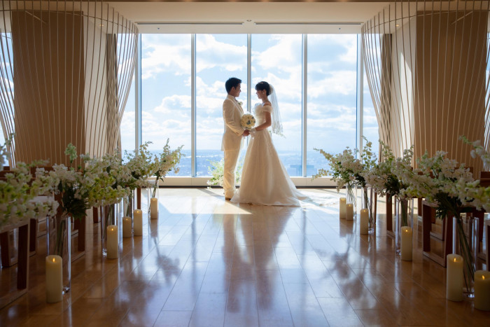 光と影が織りなす、ふたりの特別な瞬間を切り取る幻想的な1枚を