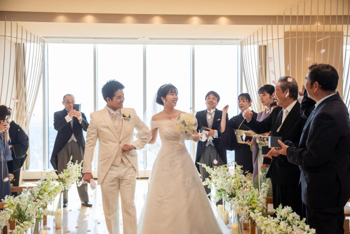 大切な人たちの笑顔に見守られるアットホームな挙式空間