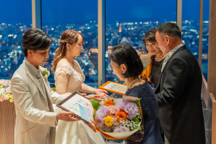 親御様へ想いを込めた花束贈呈。温かな笑顔が会場を包む時間