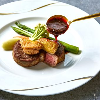 A5ランクを使用したおすすめのお肉料理。ゲストの方々に喜ばれること間違いなし。