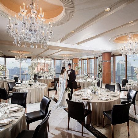 上質な木目と光り輝く大理石の調和が美しいパーティールーム