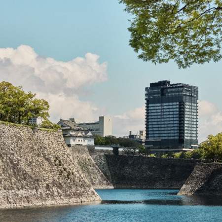 大阪城公園と難波宮跡に隣接