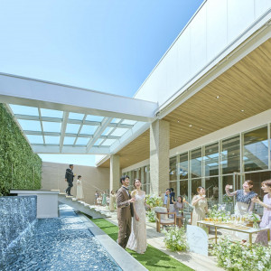 緑×水のテラスは晴れの日は自然光が降り注ぎ、雨天時は屋根が出てくるので濡れる心配なし！|翠楓シーズンズテラスの写真(54745172)