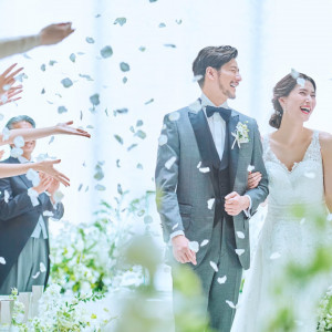 たくさんの笑顔と祝福に包まれるセレモニー|翠楓シーズンズテラスの写真(47435392)