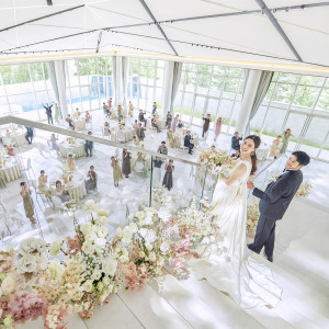 天井から放たれる照明が美しい開放的なパーティ会場では花嫁憧れの階段入場も実現！|翠楓シーズンズテラスの写真(50079970)