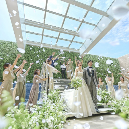 挙式後には、雨天も安心の全天候型のセレモニーテラスでフラワーシャワーやブーケトス、ゲストとのフォトタイムをお愉しみいただけます