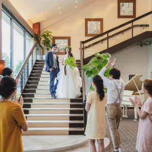 ◆専用ロビー◆結婚式に特化した充実の付帯設備。当日は宿泊ゲストとは異なる専用ロビーをご案内。ホテルの賑やかな雰囲気とは異なるので特別感を感じるおもてなし空間に。|ホテル日航成田の写真(53560726)
