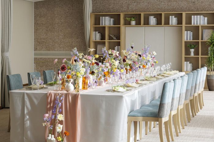 自然光がたっぷり降り注ぐ最上階SKYBANQUET。