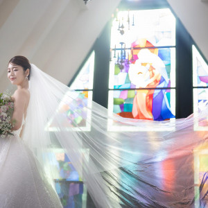 花嫁を祝福するステンドグラスの輝き|ブライダルフォートの写真(56370311)