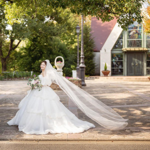 風に揺れるシルエットも美しく、ドレスが映える|ブライダルフォートの写真(56424169)