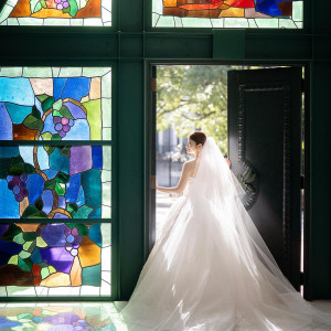 光り輝くステンドグラスがどんな瞬間も花嫁を美しく際立たせる|ブライダルフォートの写真(56419343)