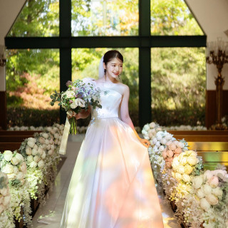 ウエディングドレスに降りそそぐ七色の光が神秘的