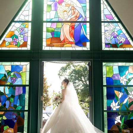 光り輝くステンドグラスがどんな瞬間も花嫁を美しく際立たせる|ブライダルフォートの写真(56370351)