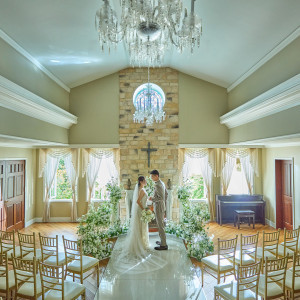 シャンデリアと大理石のバージンロードが輝くチャペル。天候次第でガーデン挙式と屋内挙式が選べるので安心♪|ソンブルイユ TOKYOの写真(45668099)