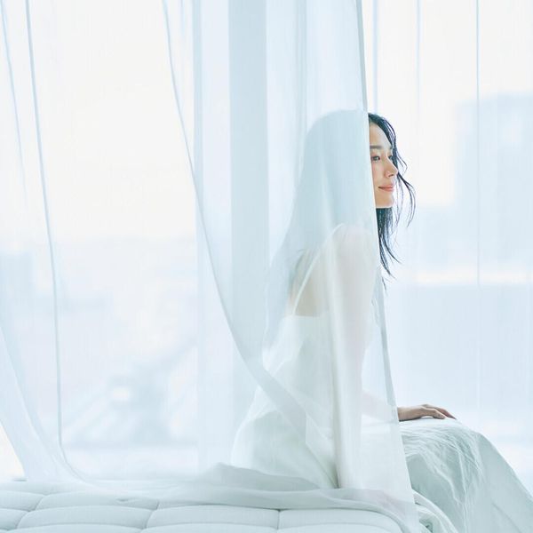 無駄を削ぎ落とした美しさが、ふたりの時間をそっと引き立てる
