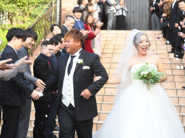 開放感あふれるガーデン、フラワーシャワーで祝福