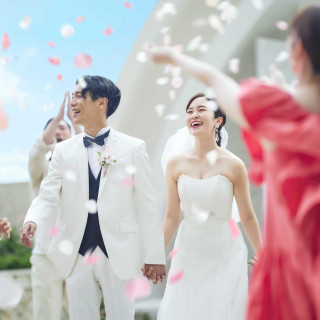 名城ビーチをのぞむガラス張りのチャペルで、思い描いた最高の一日を。