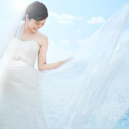 【ビーチ撮影】陽光があたり煌くドレスと青いビーチ。雄大な景色を独占するフォトツアー|ザ・ビーチチャペル/アールイズ・ウエディングの写真(57288091)