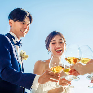 宮古島の空を背に、乾杯！バンケットの向こうには、空と海が広がります。|アイネス ヴィラノッツェ 宮古島（クチュールナオコ ウエディング）の写真(51182854)