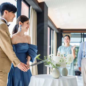 リゾート感あふれる上質ナチュラルコーデ。ケーキ、フラワー、ドレスにタキシード…。肩ひじ張らずに、でも華やかに。|アイネス ヴィラノッツェ 宮古島（クチュールナオコ ウエディング）の写真(51182852)