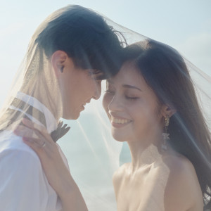 背中やデコルテのトーンUPに。
新婦様向けボディカバーもオプションでご用意しています。|アイネス ヴィラノッツェ 宮古島（クチュールナオコ ウエディング）の写真(51184471)