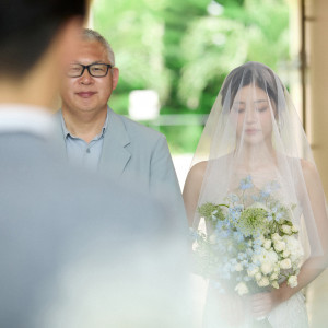 少し緊張した面持ちで、お父様と一歩ずつ。その歩みが、かけがえのない記憶になりますように。|アイネス ヴィラノッツェ 宮古島（クチュールナオコ ウエディング）の写真(52192899)