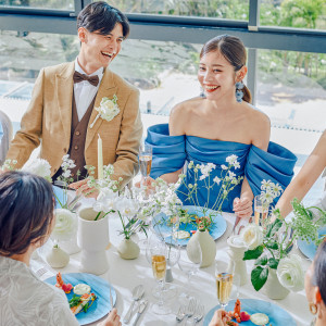 抜け感のあるナチュラルスタイルのテーブル装花は、海と空のブルーを美しく引き立てます。|アイネス ヴィラノッツェ 宮古島（クチュールナオコ ウエディング）の写真(49839702)