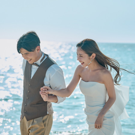 海のきらめきと、笑顔のきらめき。自然体のふたりがいちばん輝く瞬間を、宮古島で。
