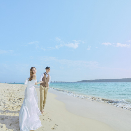 日本屈指の美しさを誇る与那覇前浜ビーチ。白砂と澄んだ海のグラデーションが、どこを切り取っても絵になるロケーションです。