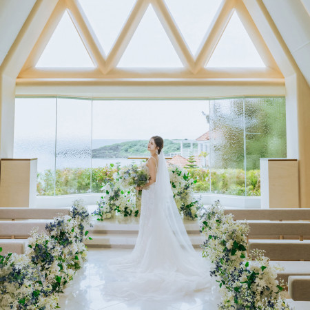 自然光がたっぷり差し込むチャペルは、ドレススタイルがいちばん輝く場所。