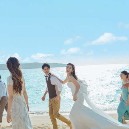 宮古ブルーが誘う、心ほどける瞬間。自然とこぼれる笑顔も、大切な一枚に。