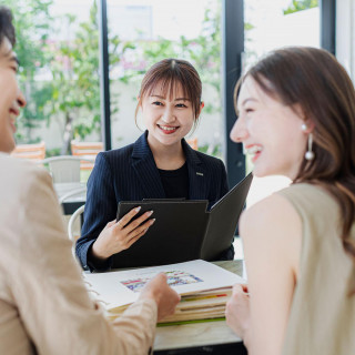 経験豊富なプランナーが丁寧にヒアリング。会場の魅力やプランの可能性を一つひとつご案内