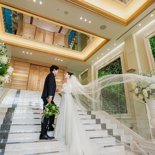 全天候で叶う「大階段のフラワーシャワー」。
結婚式のためだけに創られた貸切邸宅
