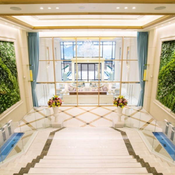 全天候で叶う「大階段のフラワーシャワー」。
結婚式のためだけに創られた貸切邸宅