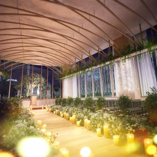 移動するたびに絵になる背景と出会える空間。ふたりらしい瞬間を美しく残せる