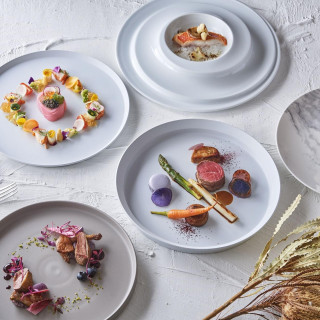 和の旨みや香りを融合し、お箸で楽しめるため、幅広い年代に好評。