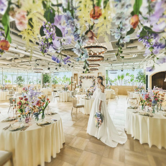 シンプルな会場はどんなテイストの装飾も映え、視覚・味・香りで楽しめる料理演出も◎