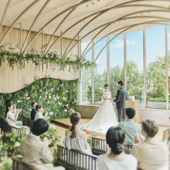 自然光が差し込む温かなチャペル。木のぬくもりに包まれながら、大切な瞬間を心静かに迎える