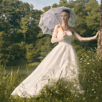 柔らかなラインや華やかなディティールを確かめながら、運命の一着を探して