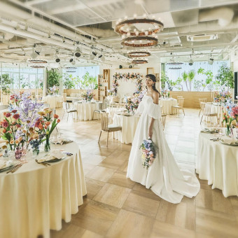 ナチュラル感と上質さを兼ね備えた白×木×緑の洗練空間。