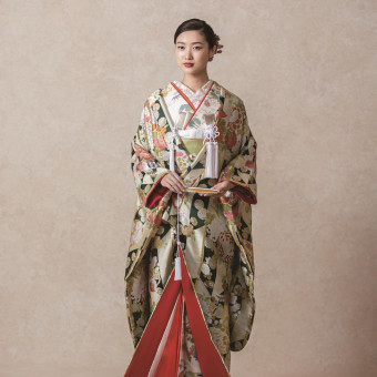 手仕事の織り・染め・刺繍など、職人の技が宿る一着をご用意。