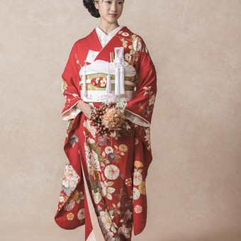 和の情緒あふれる一着で、写真映えもひときわ華やかに。