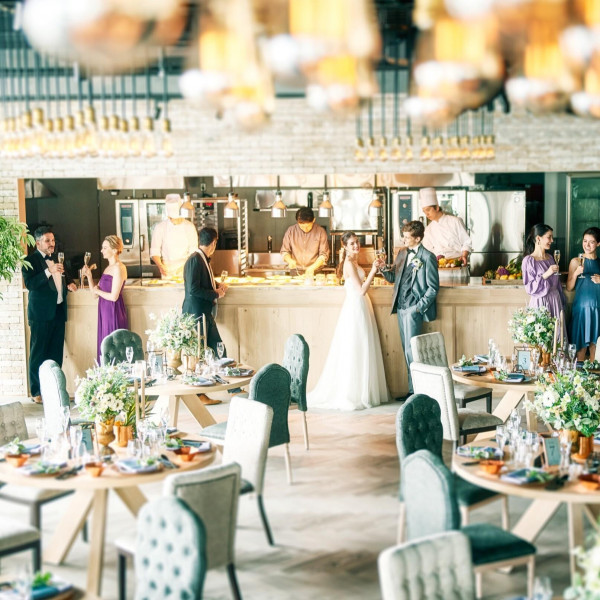 選べる2つのパーティ会場は、どちらもオープンキッチンが併設。おもてなしにもこだわりたい二人にお勧め！