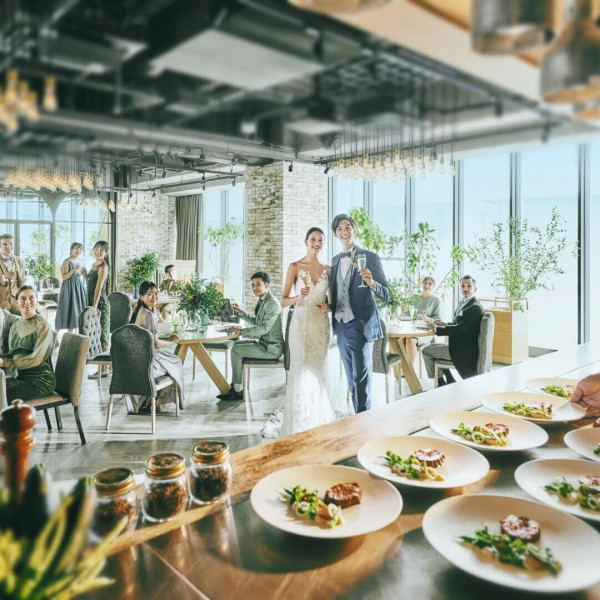 選べる2つのパーティ会場は、どちらもオープンキッチンが併設。おもてなしにもこだわりたい二人にお勧め！