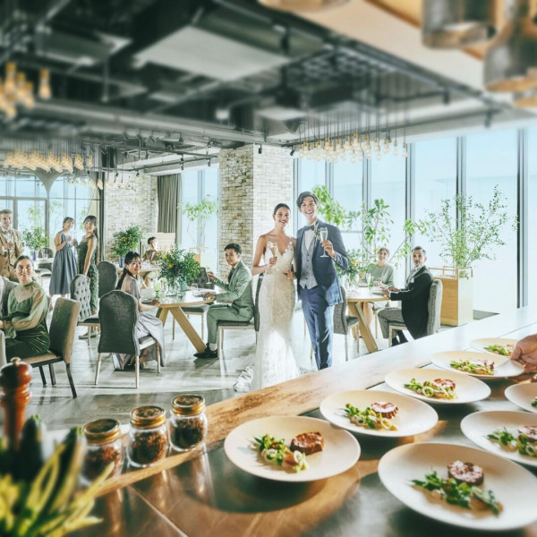 選べる2つのパーティ会場は、どちらもオープンキッチンが併設。おもてなしにもこだわりたい二人にお勧め！