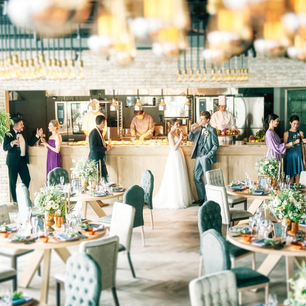 選べる2つのパーティ会場は、どちらもオープンキッチンが併設。おもてなしにもこだわりたい二人にお勧め！