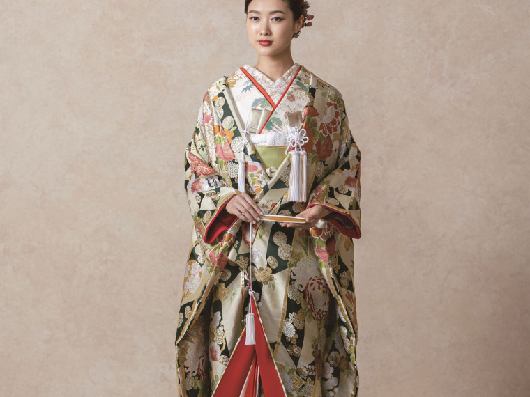 伝統的な花嫁を象徴する白無垢から、鮮やかな色打掛までご用意!